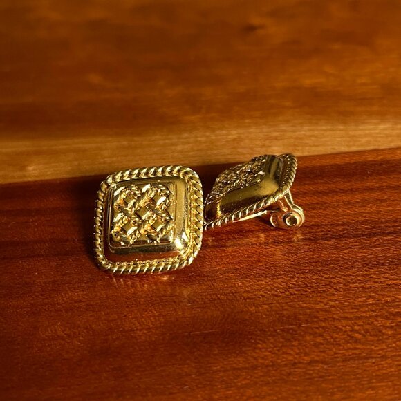 Vintage Monet Square Golden Tone Clip On Earrings - Picture 4 of 9